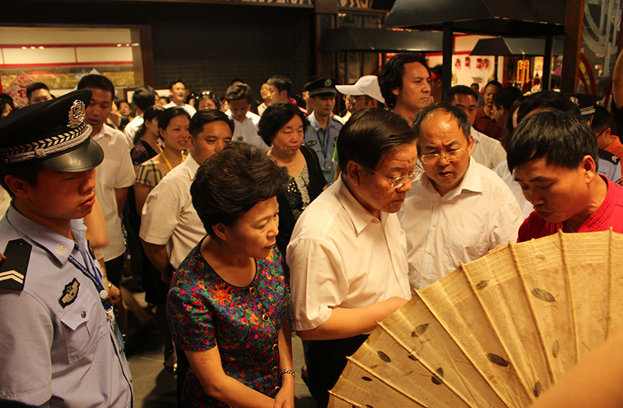 畢六福向文化部部長(zhǎng)蔡武講解油紙傘制作