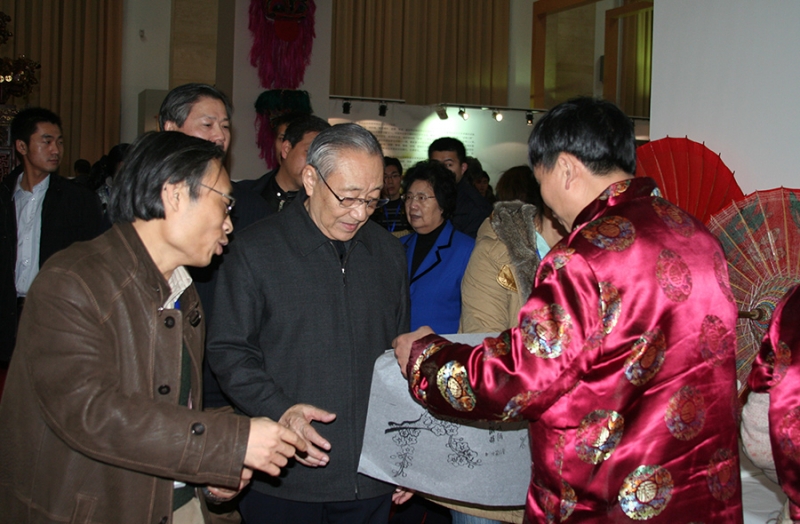 畢六福贈(zèng)李嵐清同志“喜鵲鬧梅”圖