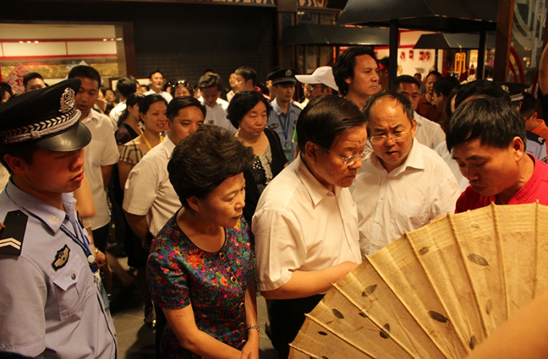 畢六福向文化部部長(zhǎng)蔡武講解油紙傘制作