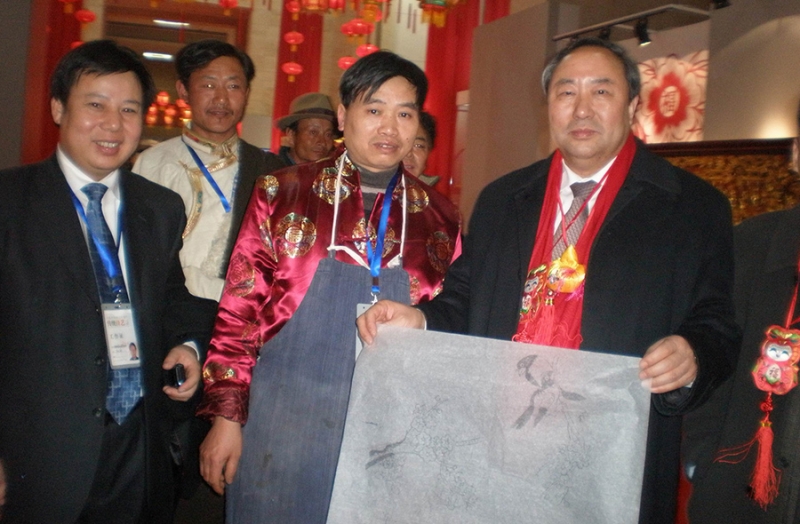 畢六富向文化部副部長(zhǎng)周和平贈(zèng)送“喜鵲鬧梅圖”