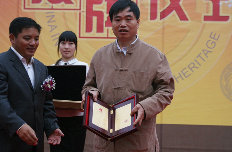 四川省文化廳澤波廳長(zhǎng)授牌