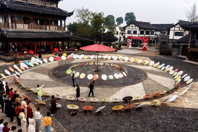 “瀘州雅韻旗袍隊(duì)”助力《紅油傘之戀》